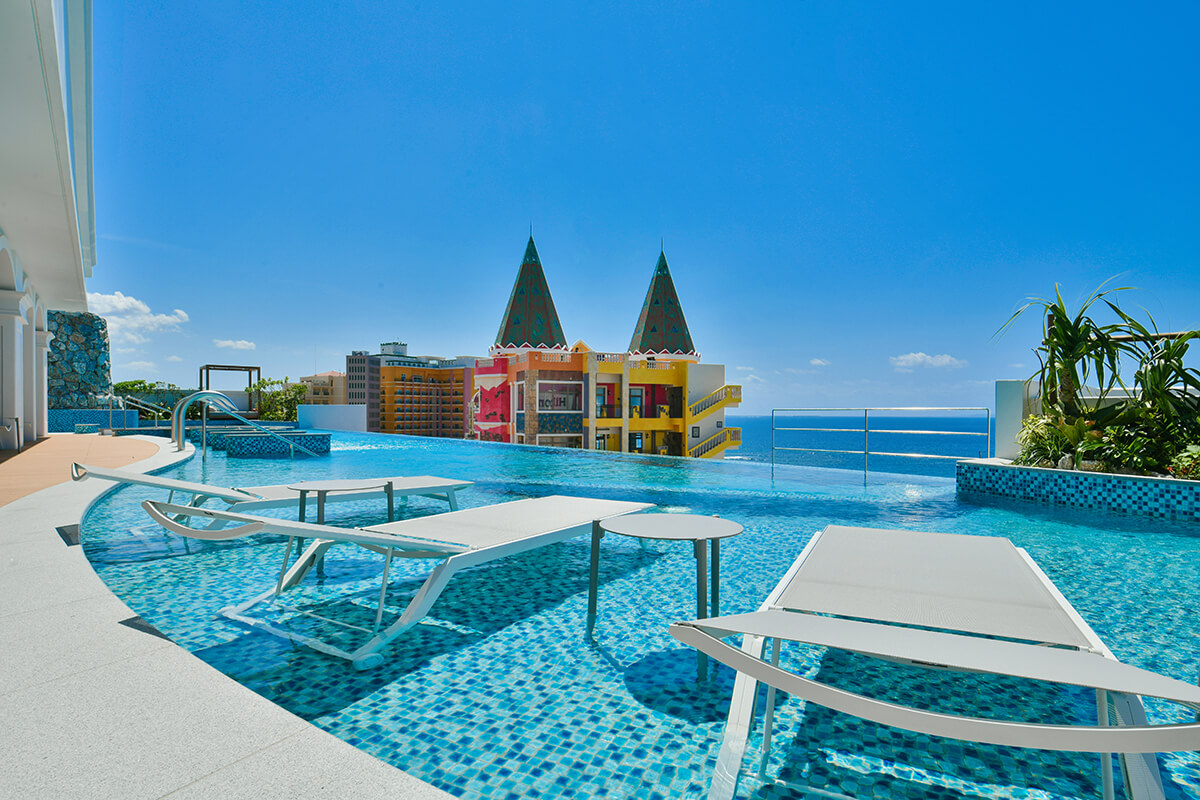 空とつながるプールに感動！「レクー沖縄北谷スパ＆リゾート」の極上リゾートステイ術