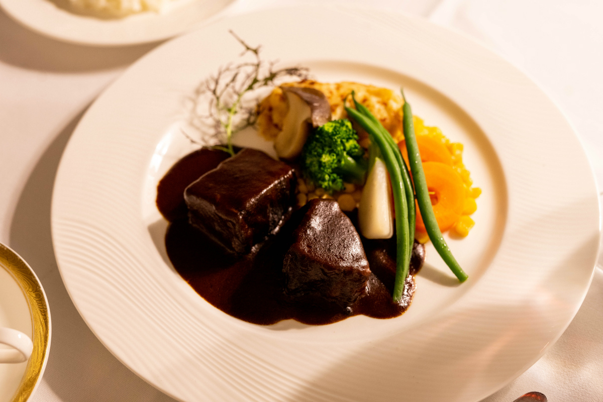 黒毛和牛のビーフシチュー 3300円(スープ、サラダ、ライス、コーヒー付き・サービス料込)