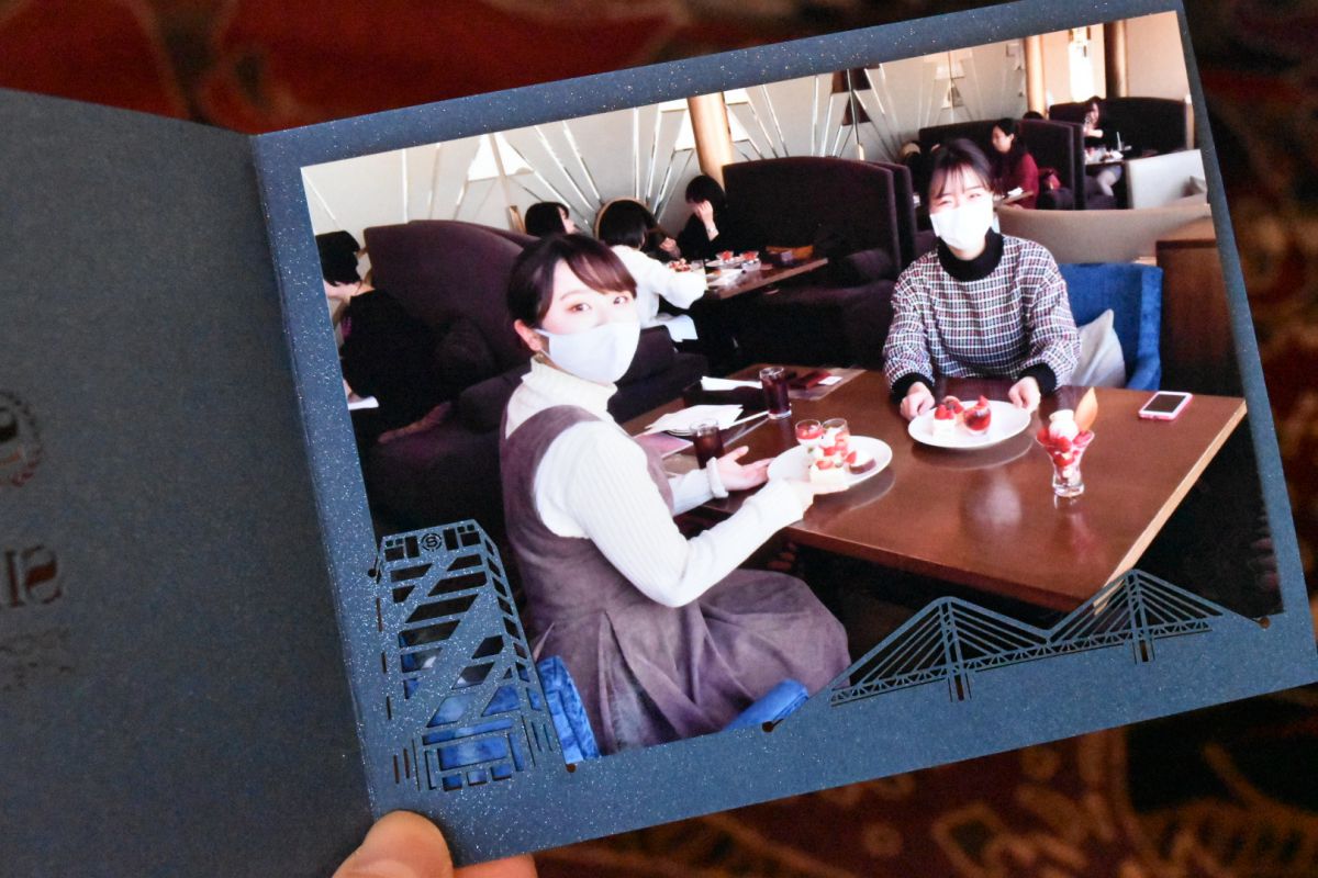 横浜モチーフのキュートな台紙付きで写真が…！