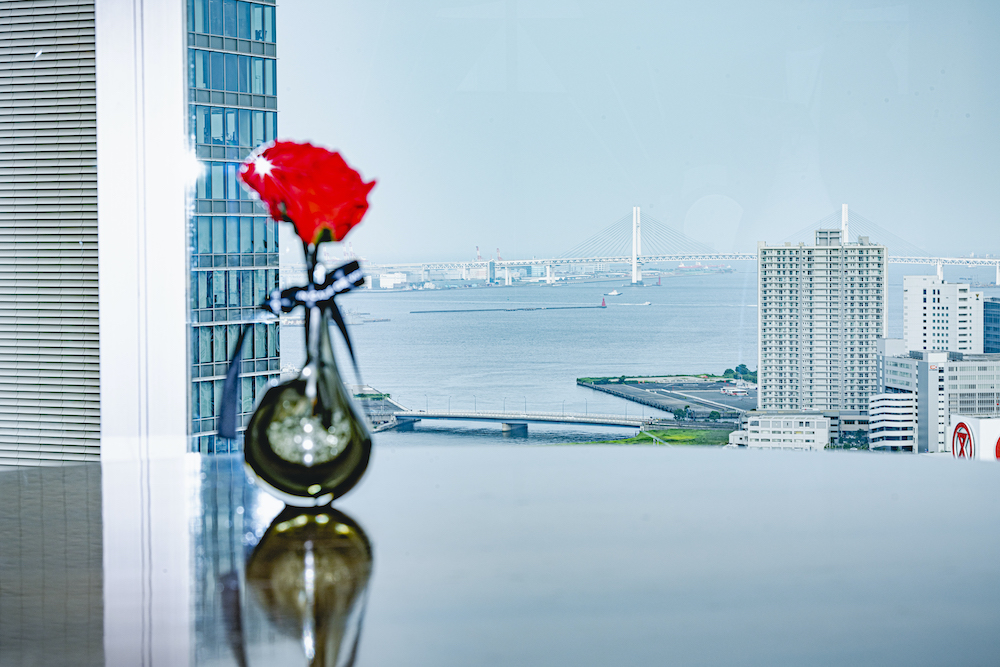 窓際からの景色。席によっては横浜ランドマークタワーも見えます！