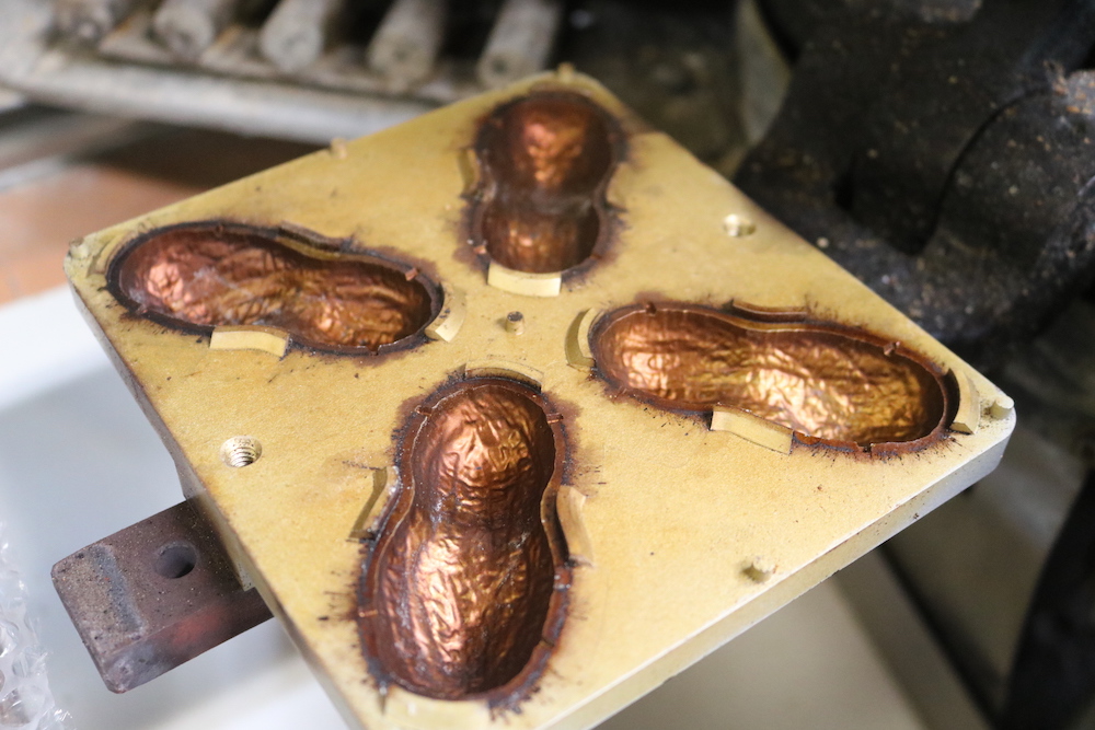 繊維の筋まで細かく再現されたピーナッツの焼き型
