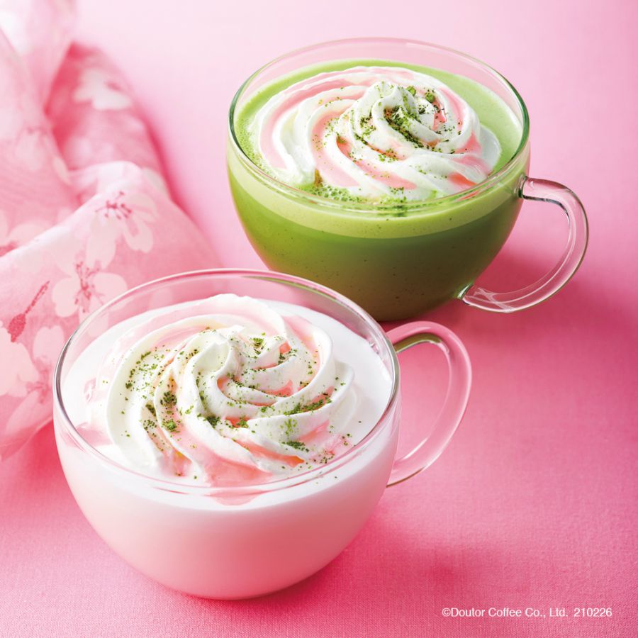 左：「桜オレ（ホットのみ）」・右：「桜抹茶オレ（ホットのみ）」共に店内450円／テイクアウト442円