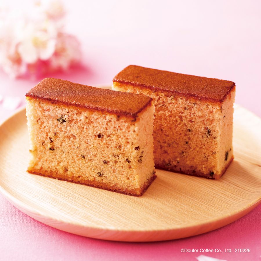 「桜カステラ ～桜の葉の塩漬け入り～」 〈1切れ〉店内150円／テイクアウト147円 〈1箱（5切れ）〉テイクアウトのみ620円