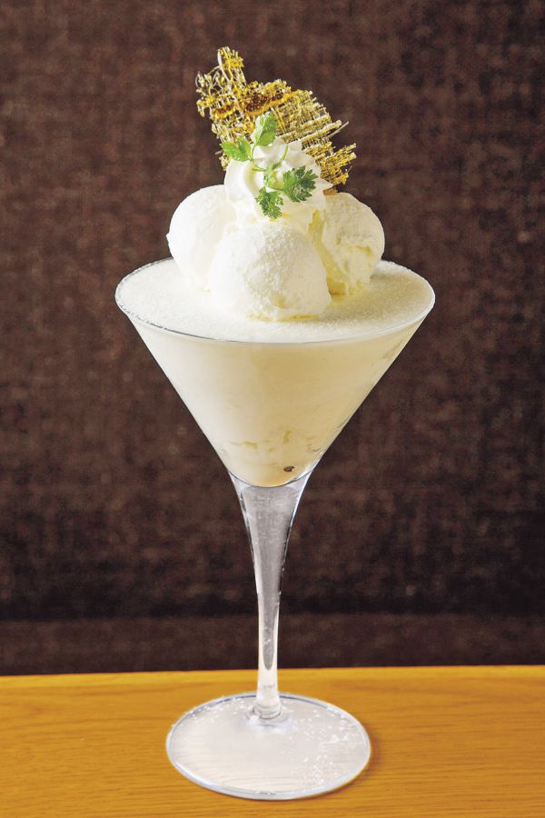 白いパフェ1400円