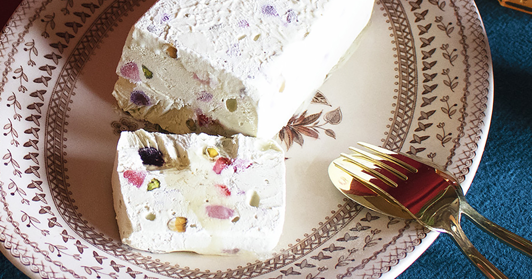 「ピスタチオヌガーグラッセ　フルーツバルサミコソース」の調理イメージ