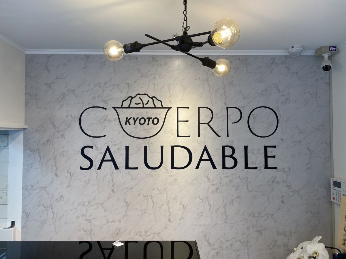 白を基調にしたシンプルな店内