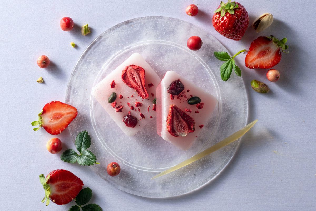 うすべに（苺、クランベリー、ピスタチオ×スリコハク/紅羊羹）