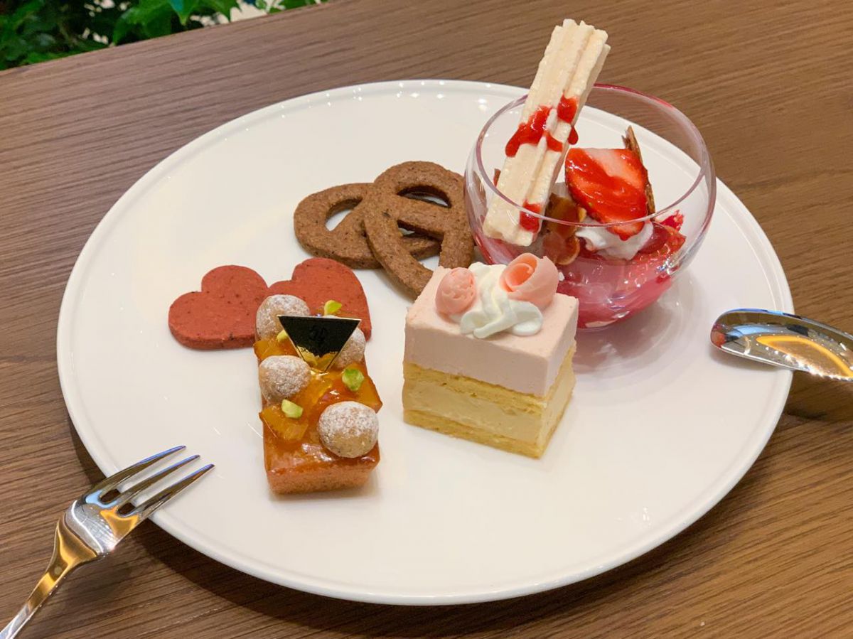 「ブルー・ブリック・ティーセット」1200円（税抜）左上から「サブレエピス」、「クール フレーズ」、「オレンジティー」、「さくらケーキ」、「デセール オベール 〜フレーズ〜」※ポップアップカフェ限定