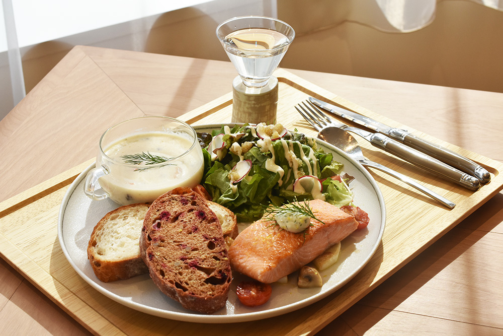「KOIVEプレート サーモンソテーと季節野菜のグリル」2530円（税込）