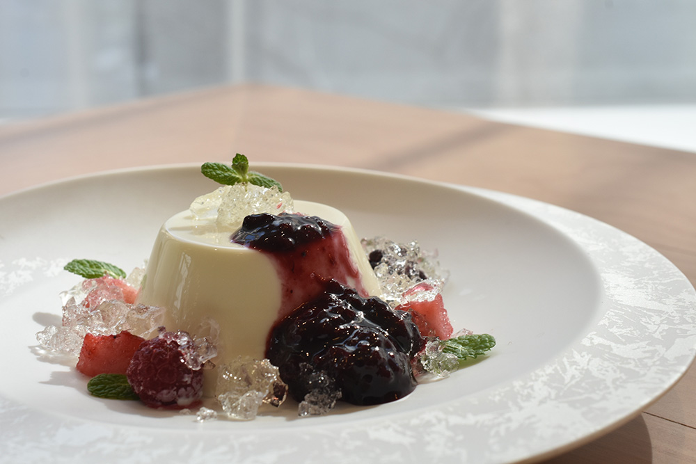 「KOIVEスペシャリテ　ブランマンジェ 白樺樹液ジュレ添え」1045円（税込）