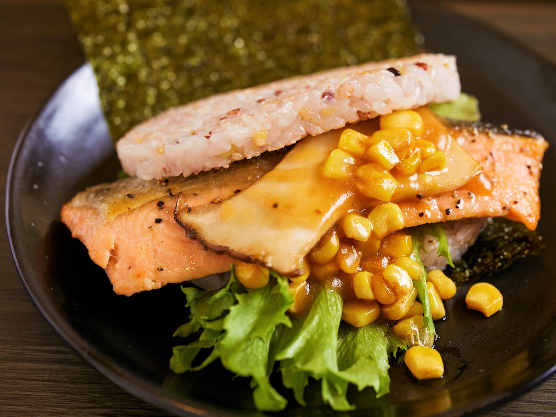 鮭とエリンギのバター焼き 味噌餡かけ（単品）858円　※一汁三菜セットは1375円（価格はともにイートインの場合）