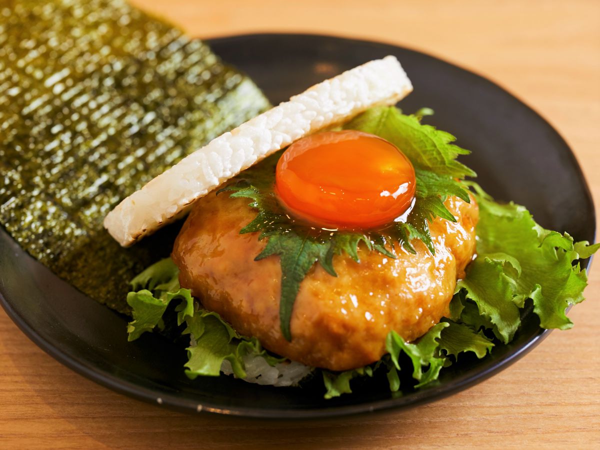 絶品漬け卵黄 月見つくね（単品）748円　※一汁三菜セットは1265円（価格はともにイートインの場合）