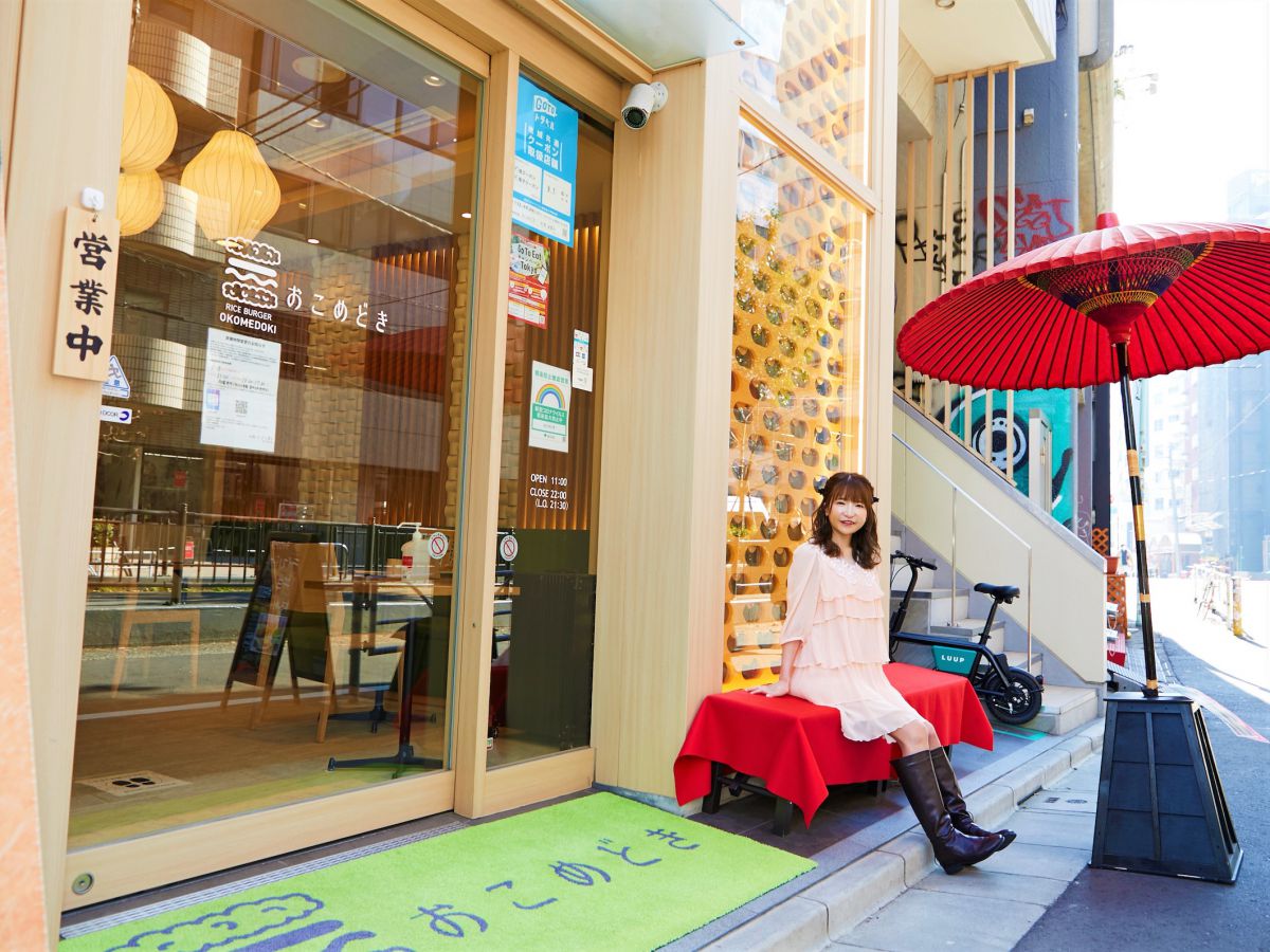 入口に置かれた野点傘（のだてがさ）を目指して来てね！