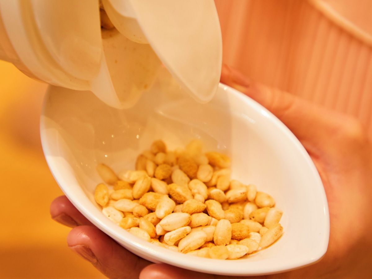 こちらはきな粉味のポン菓子！