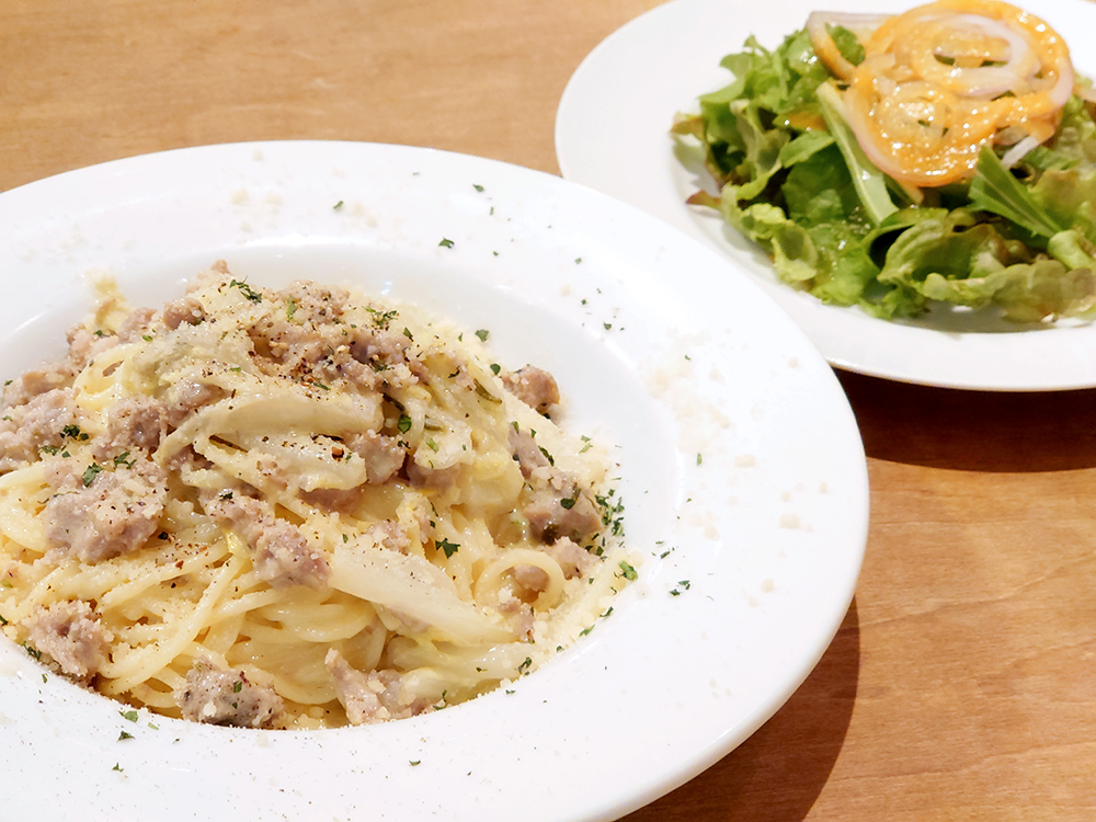 「サルシッチャと白菜のクリームソース 生パスタ（ミニサラダ付き）」 1200円（税込)　※メニューは季節によって変更となります。ご了承ください。