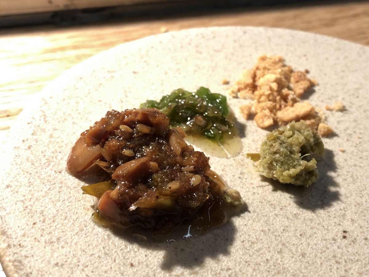 左から時計回りに、「食べる醤油」「青唐辛子オイル漬け」「ニンニクふりかけ」「ジャンマー（実山椒、青葱、生姜、ごま油のスパイシーな薬味）」