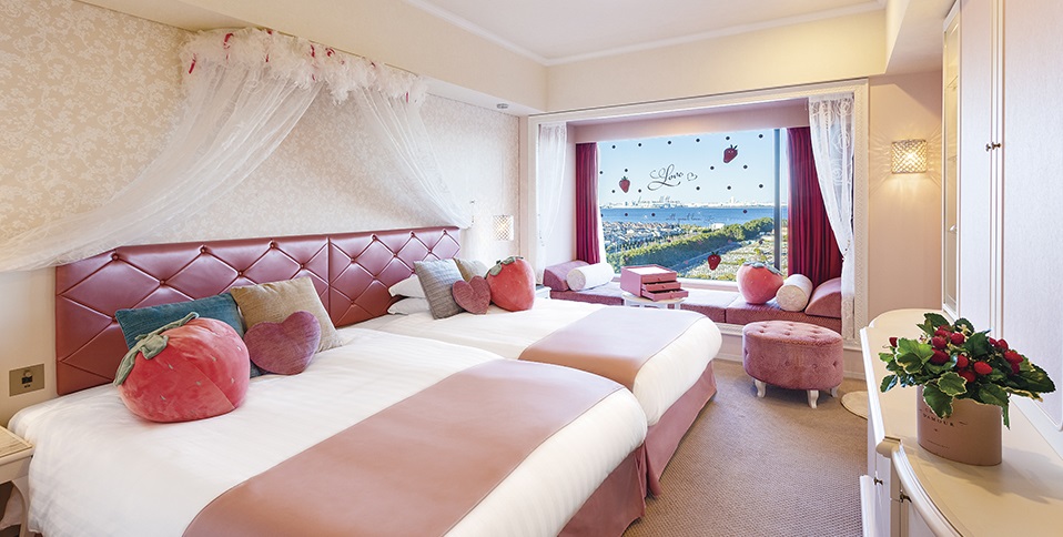 1泊朝食付き7700円～『東京ベイ東急ホテル』のかわいすぎる「ストロベリールーム」宿泊プランが登場