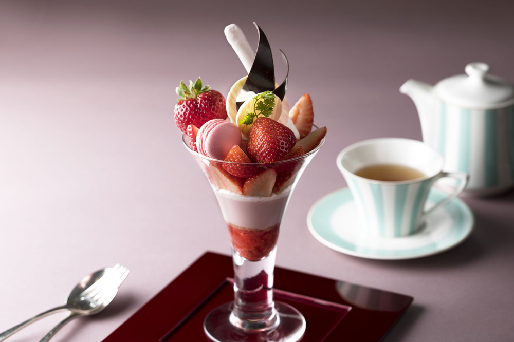 「フルーツパフェ - 苺 -」イメージ 2830円（税込・サービス料別） ※4/1以降は3200円（税・サービス料込）