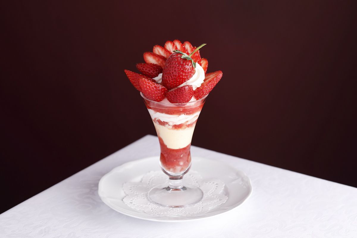 「和歌山県 日高郡産“まりひめ”のスペシャルストロベリーパフェ」