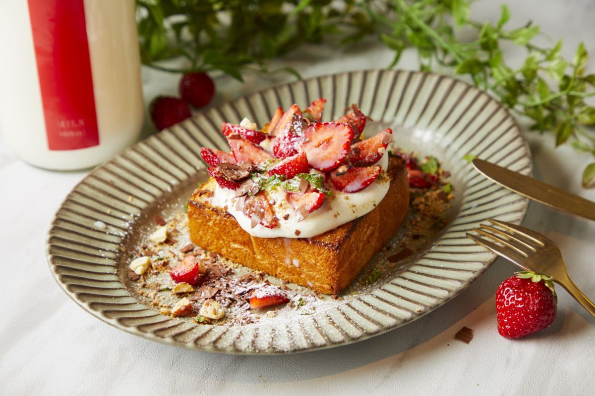 ASO MILK 極上生クリームのストロベリーオープンサンド　858円