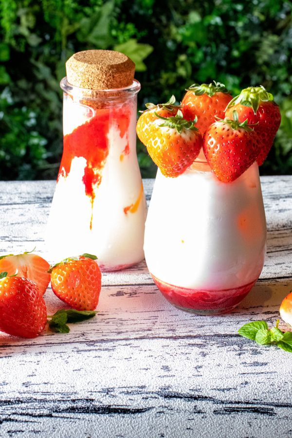 「ASO MILK」の三つ星イチゴミルク　638円 「ASO ヨーグルト」の特濃ストロベリーラッシー　748円