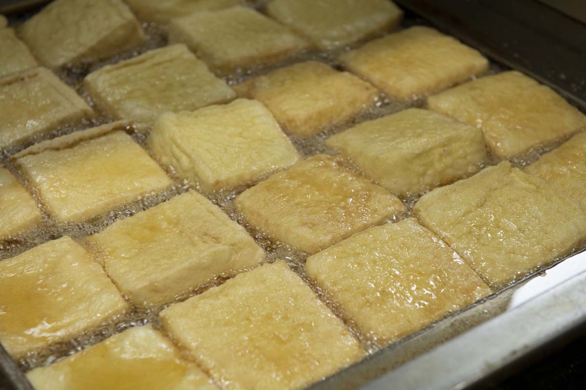 「ウスヤ食品」の「厚あげ」300gで192円。福井県随一の分厚さ