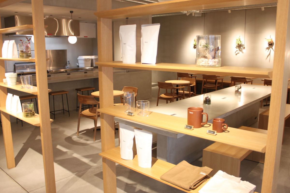 手前ラック中央左から　こちらGlass（High、Low）、こちらオリジナル（マグ、エスプレッソカップ）