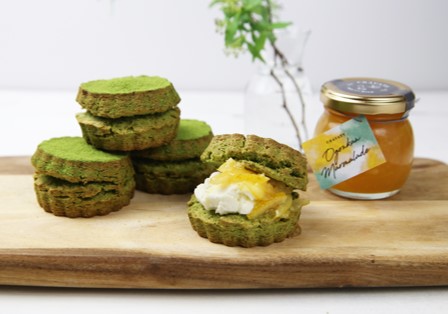 抹茶スコーン1個210円（税別）。紅茶とスコーン(2個)のセット 950円（税別）の場合＋50円（税別）で、1個を抹茶に変更可。ママレードは＋150円（税別）で選択可。