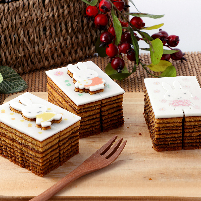 「フラワーミッフィー ぽこっとバウムクーヘン」全3種（左から、ミモザ/フワラーミッフィー/プリティドレス）各648円（税込）