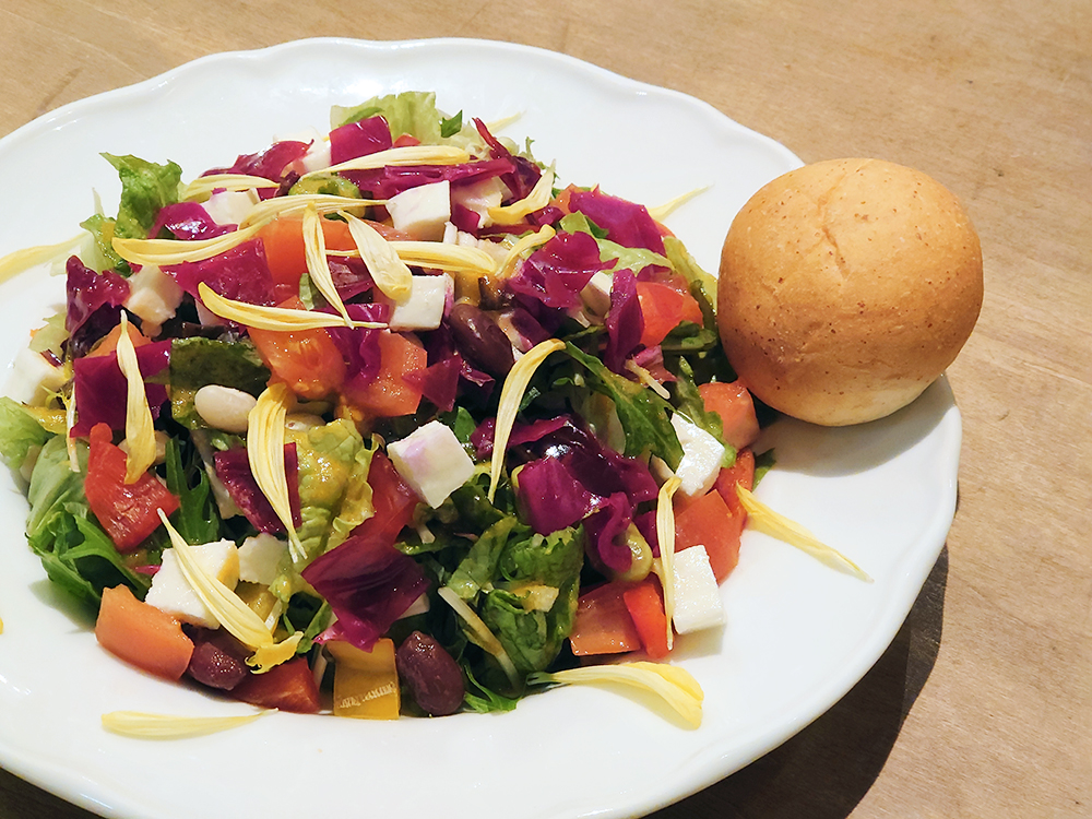 「IDOLファーマー カラフルチョップドサラダ」 1250円（税込）※メニューは随時変更となる可能性がございます。ご了承ください。