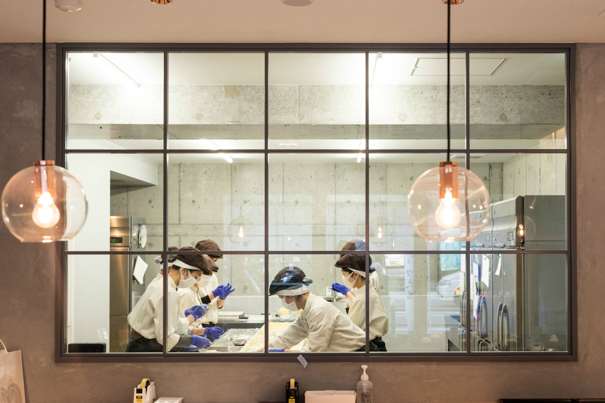 ガラス窓の向こうで大福作り！