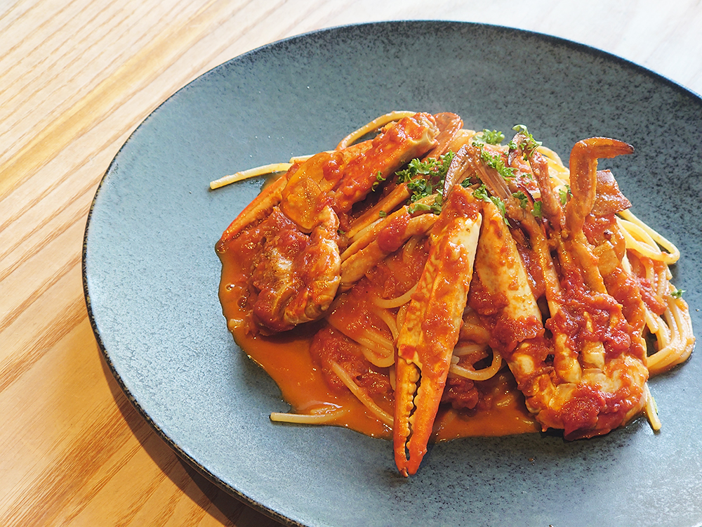 「トマトクリームパスタ」 1000円(税込)　※セットサラダつき・パスタ大盛り無料