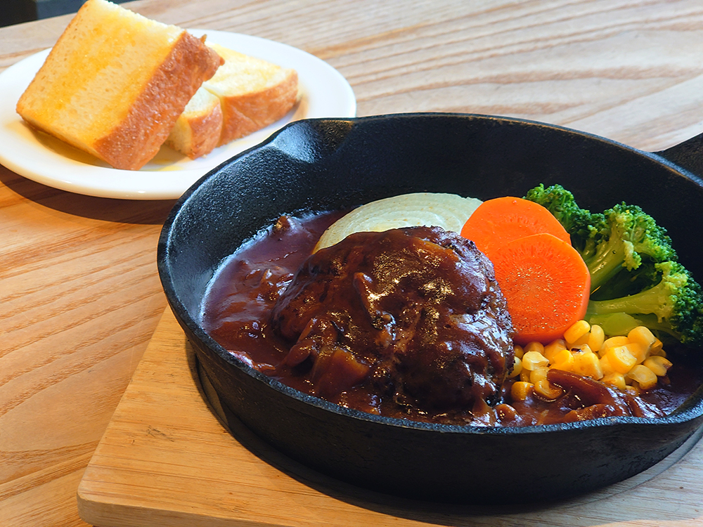 「ハンバーグステーキ」 1000円(税込)　※パンorライス、セットサラダつき・ライス大盛り無料