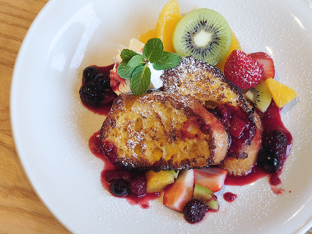 「ふわふわフレンチトースト　ベリーソース添え」 1000円(税込)