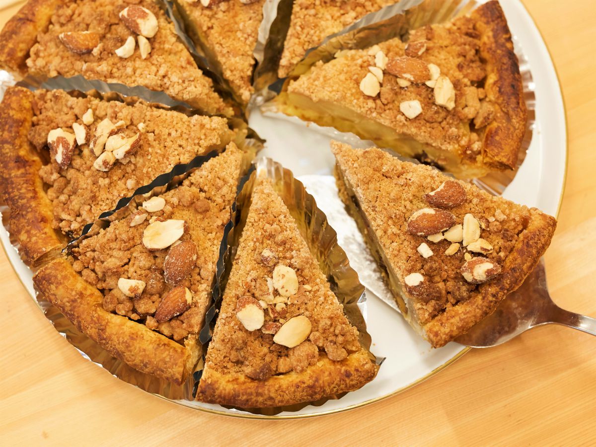 アーモンドとシナモンのアップルパイ 1ピース510円、ホール4080円