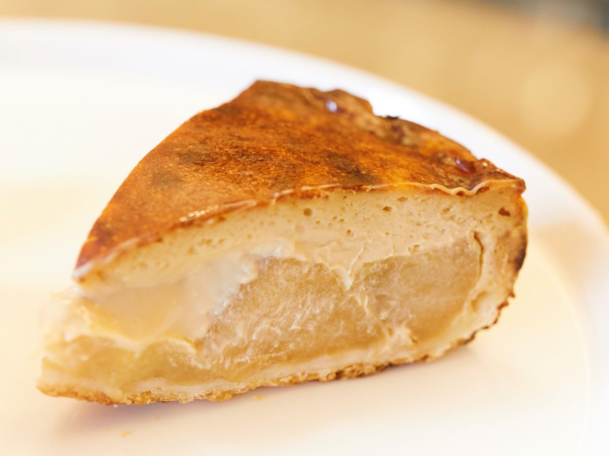 バスクチーズアップルパイ 1ピース480円　※11月から春先まで