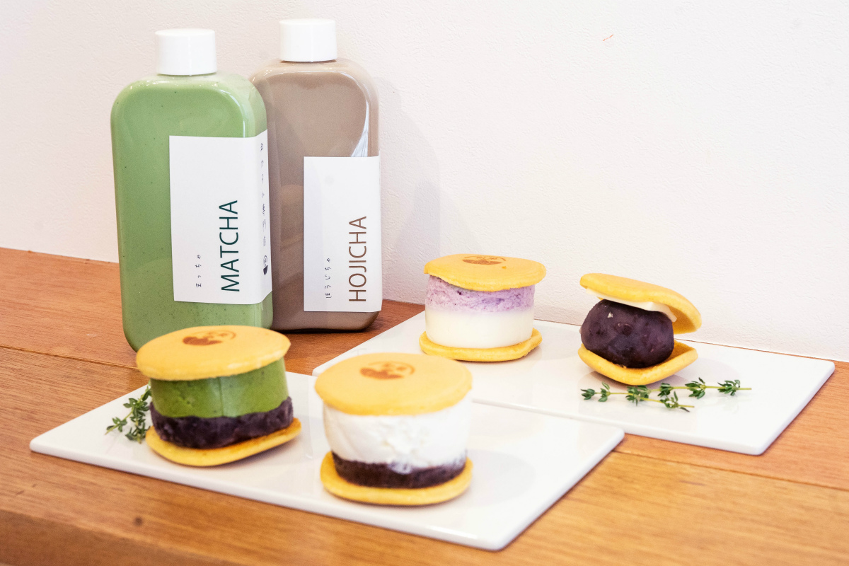 奥はボトルドリンク 各556円（税抜き）