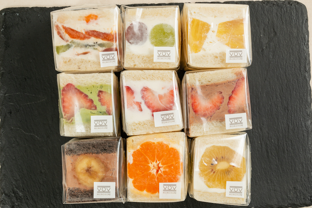 写真上段 左からミックス（現在取扱なし）、ぶどう320円、パイナップル 320円 中段プレミアムいちごサンド （抹茶、プレーン、チョコクリーム）各600円、下段チョコバナナ350円 みかん380円 キウイ 380円