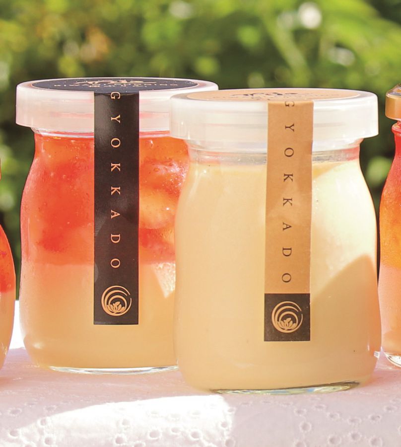 極ぷりん プレーン360円（右）、極ぷりんジュレ静岡苺440円（左）