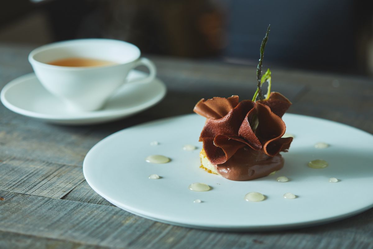 デセールコース4800円 1ドリンク（600円〜）別途注文が必要 写真は、6皿目の甘夏とプンタレッタ〜みかん蜂蜜とともに〜