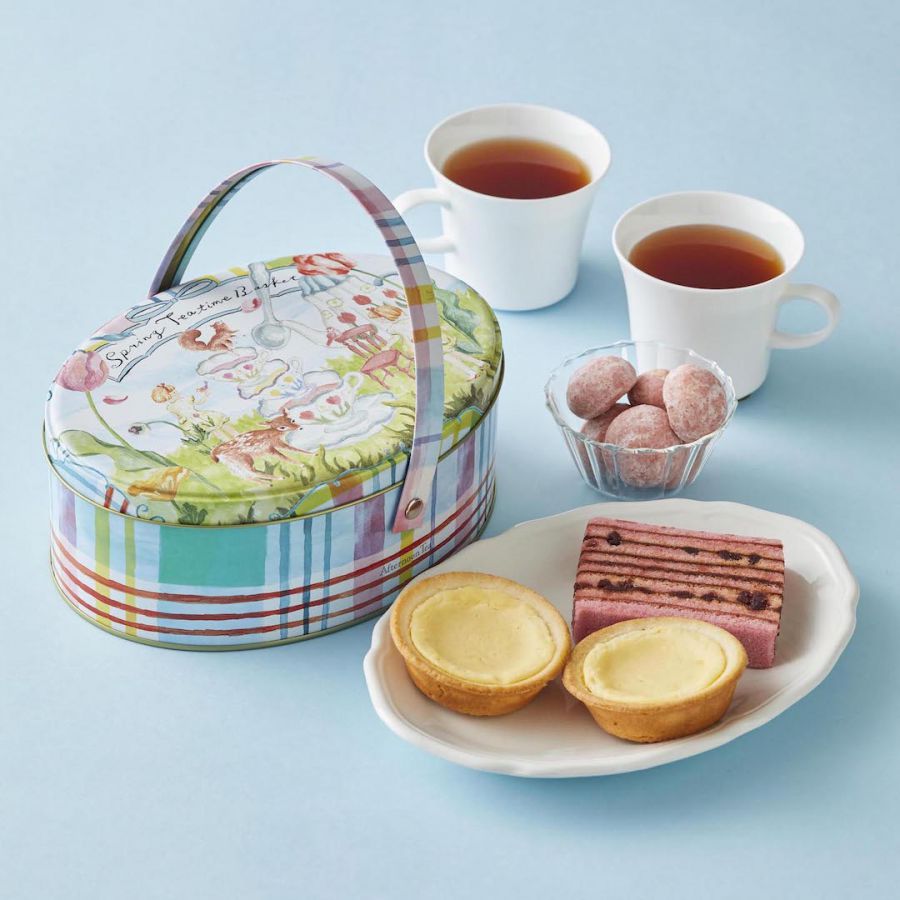 「スプリングティータイムバスケット」（「ピーチアールグレイ」ティーバッグ3g×3 個、クリームチーズタルト2個、ベリーミルフィーユケーキ1個、苺のスノーシュクレ6個）2300円 ※販売は～4月21日（水）