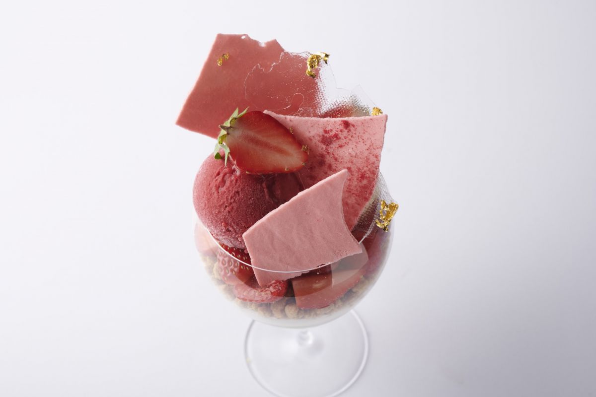 「ベリーとピスタチオのパフェ」1800円、カフェセットは2300円　※税込、別途サービスチャージ（10％）