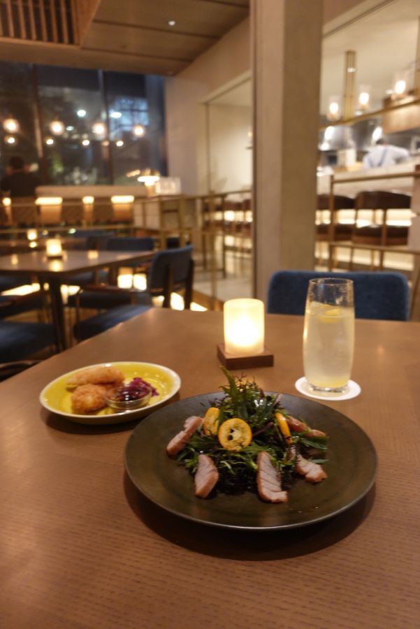 左からタレッジョチーズをはさんだ厚切りもち豚ハムカツ(880円)、鮮魚のカルパッチョ(880円〜)、レモン&柚子サワー(680円)
