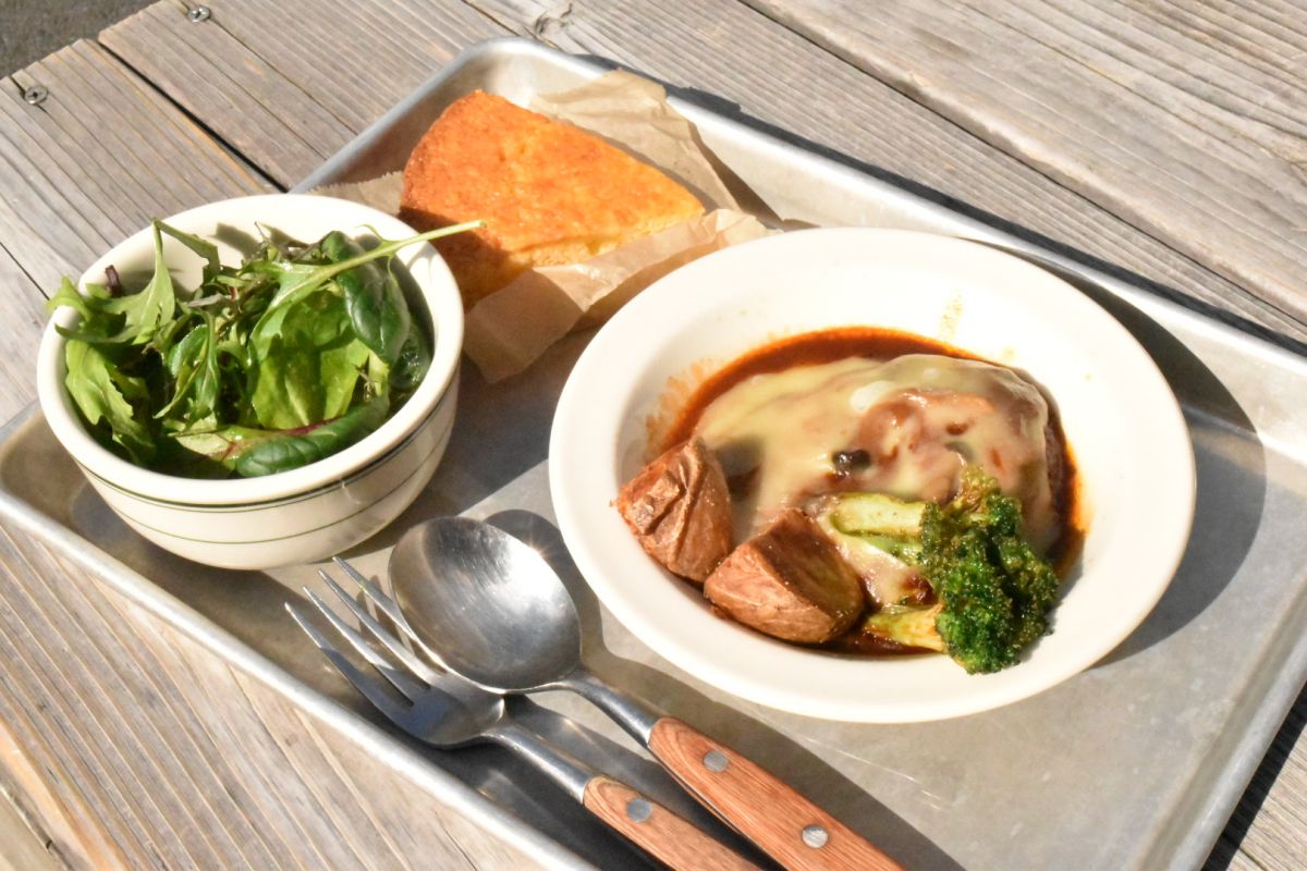 煮込みチーズハンバーグとお好みの自家製パン（1500円・税抜）