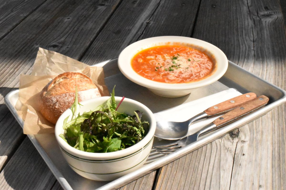 ミネストローネとお好みの自家製パン（1250円・税抜）