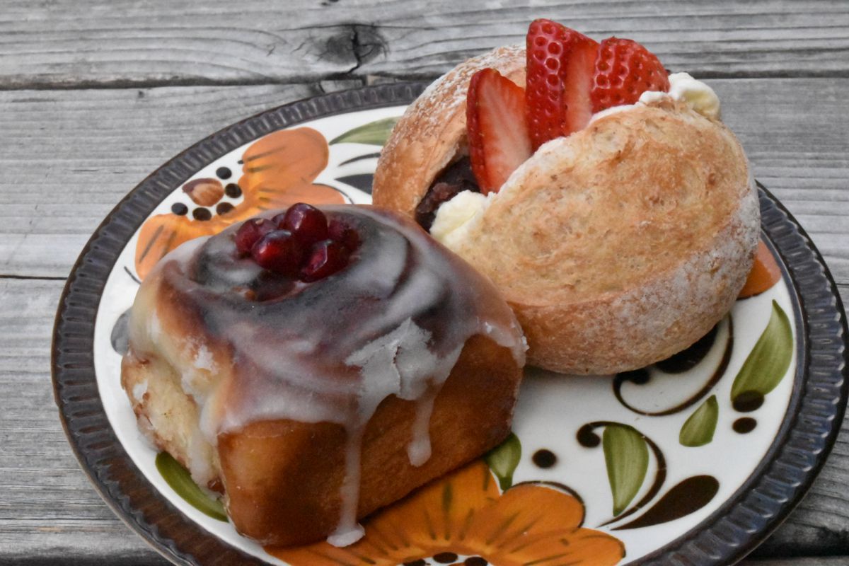 【左】ヴィーガンシナモンロール（420円・税抜） 【右】苺あんバターボール（520円・税抜）