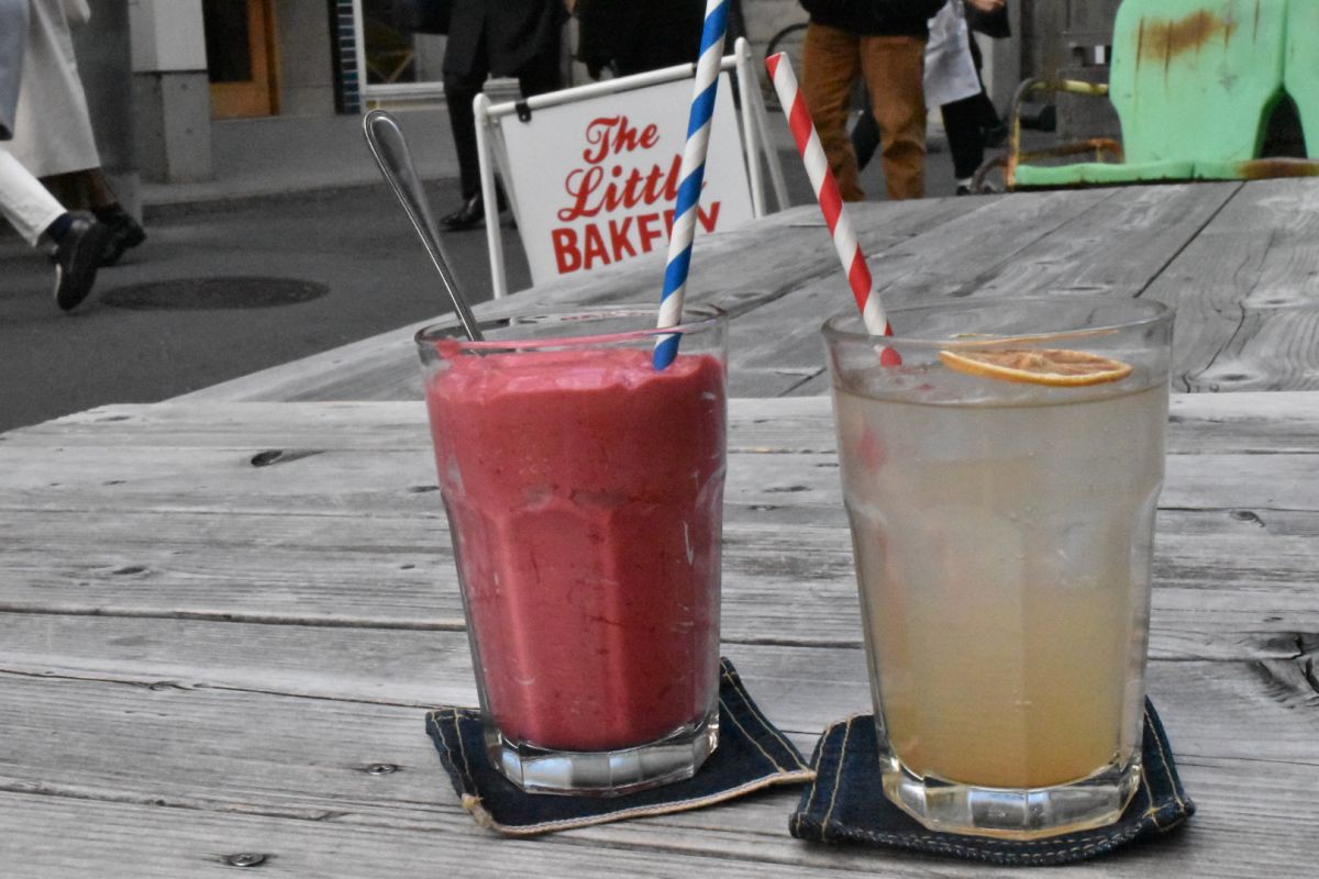 【左】RASPBERRY SMOOTHIE（900円・税抜） 【右】HOMEMADE GINGER ALE（650円・税抜）