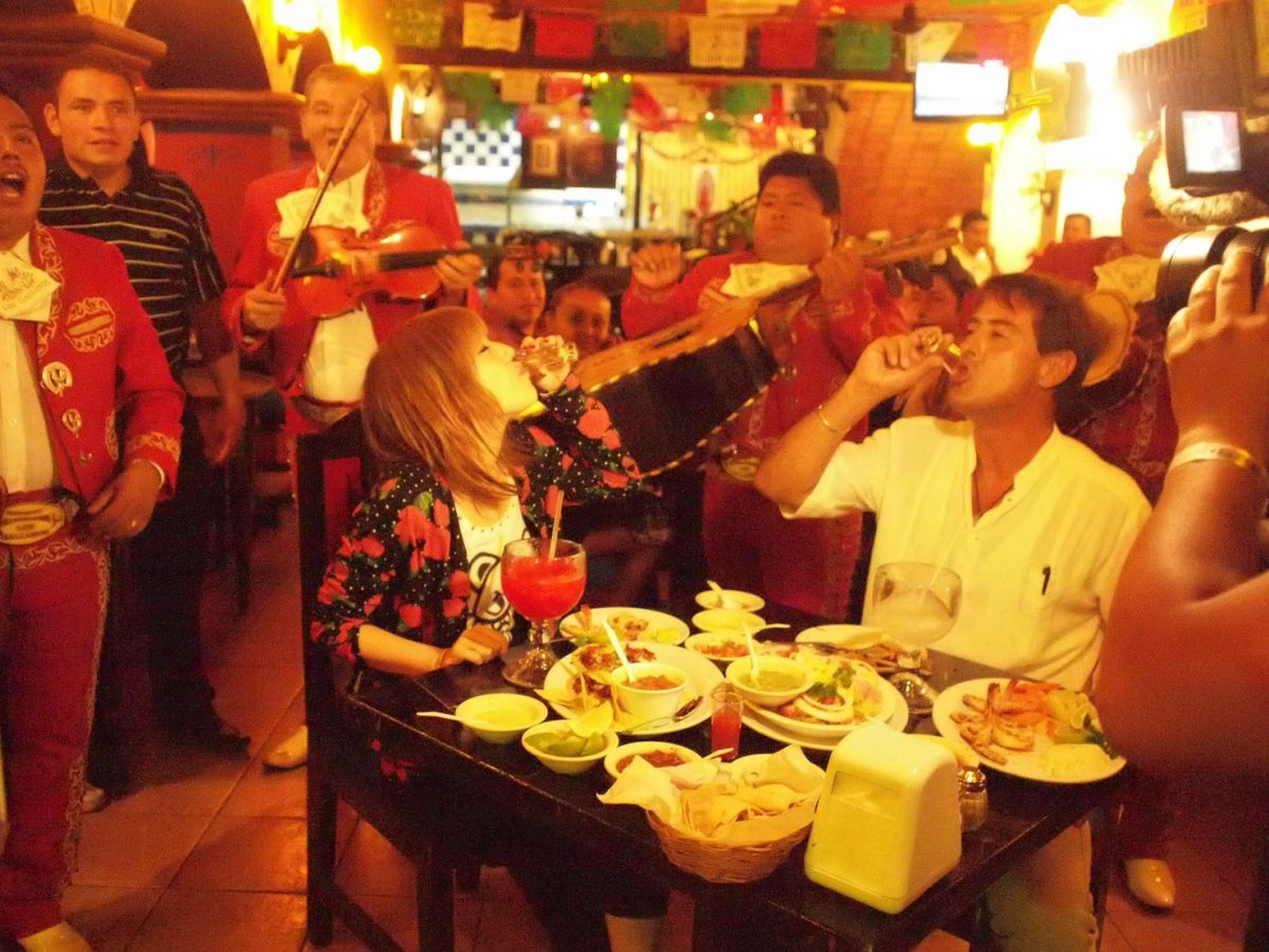 初のメキシコ旅でテキーラを飲み干すIMALUさん