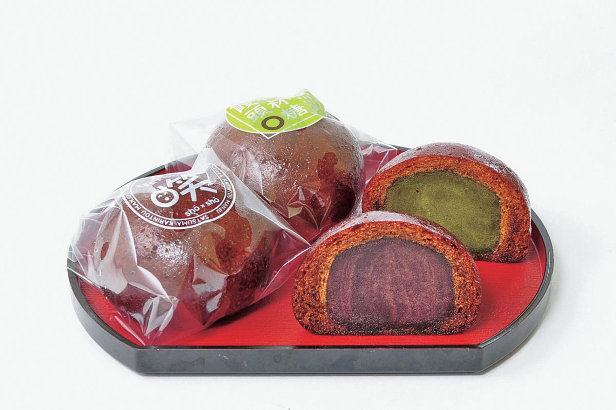 薩摩花林糖饅頭口笑×口笑6個入り810円～（手前）、抹茶花林塔饅頭8個入り1080円～(奥)