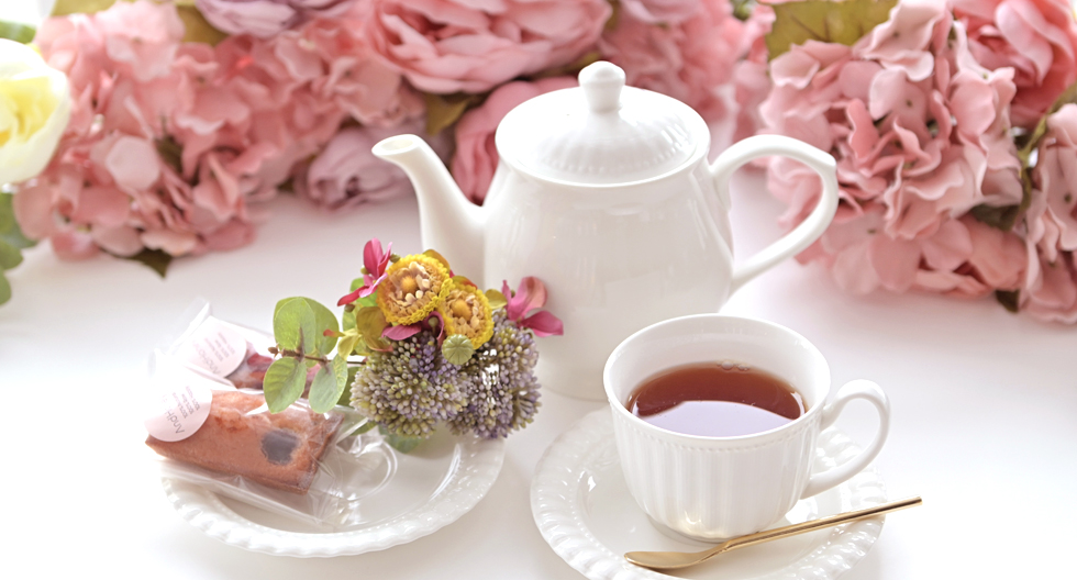 2名参加の場合1人あたり3900円、3名参加で1人3700円、4名参加で1人3500円 （スペシャルスイーツBOX、ポットサービスの紅茶、ハーバリウムペン、スイートルーム席料、入場料1500円分込み）